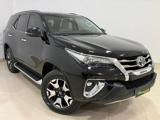 TOYOTA HILUX SW4 2.8 SRX DIAMOND 4X4 7 LUGARES 16V TURBO INTERCOOLER DIESEL 4P AUTOMÁTICO